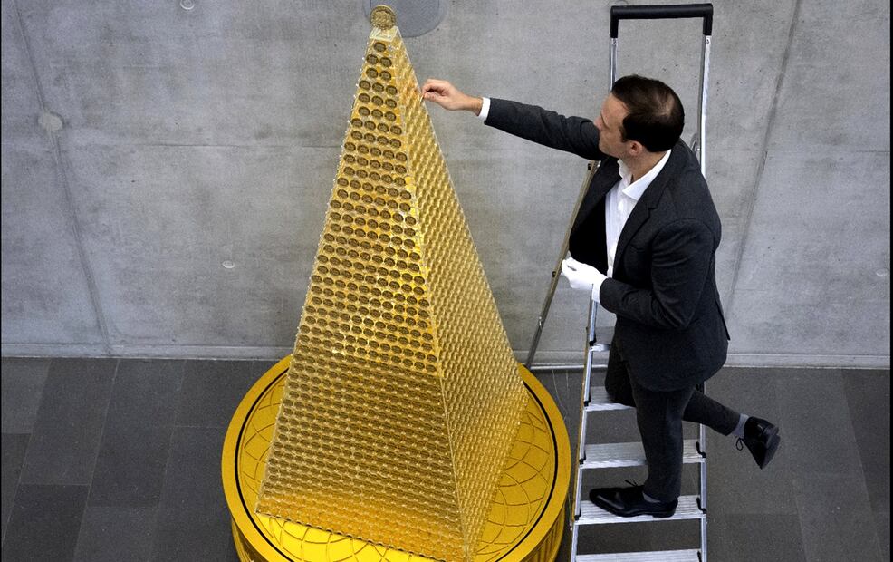 El árbol fue realizado por Proaurum con la colaboración de la Casa de la Moneda de Austria y las piezas que lo componen muestran, en una cara, el órgano de la sala dorada de la Orquesta Filarmónica de Viena y, en la otra, diversos instrumentos. Foto: AP