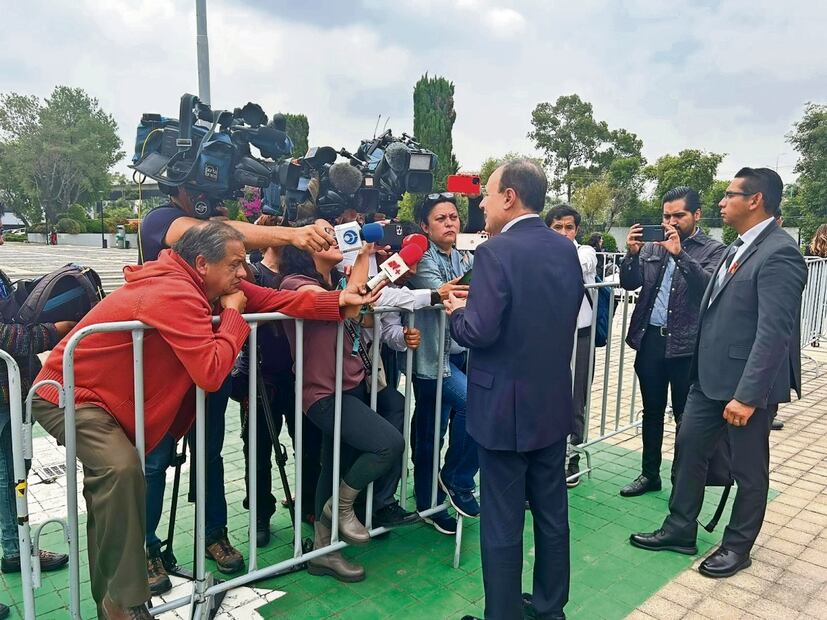 En la explanada se colocaron de manera inusual vallas para impedir el acceso a los gobernadores y consejeros. Foto: Especial