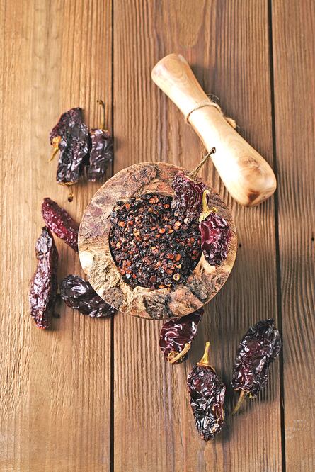 El chile chipotle viene del jalapeño, que mediante un proceso especial, lo ahuman y sazonan. (Crédito: El Universal)