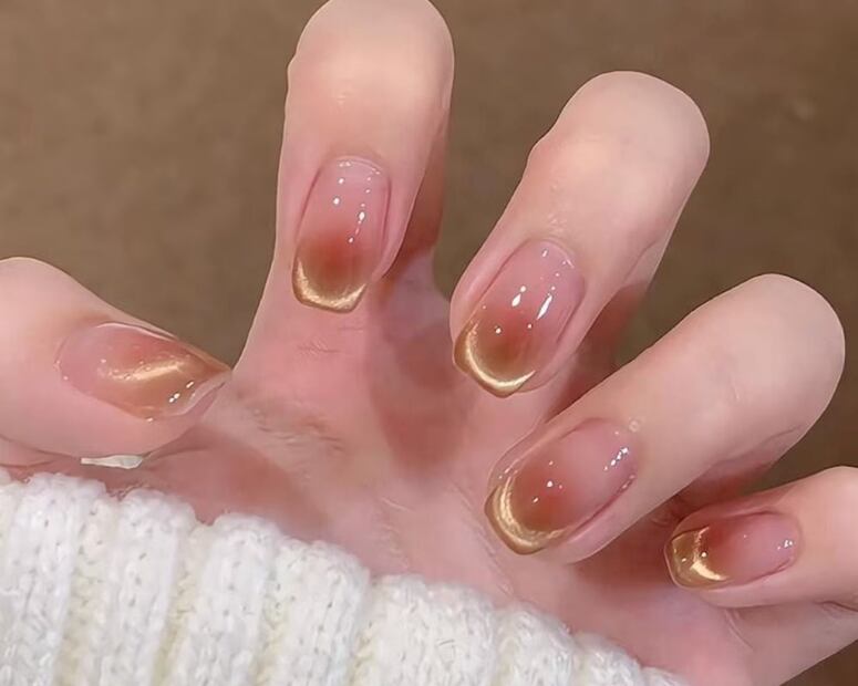 El efecto ojo de gato en la manicura vuelve esta temporada combinado con un toque de miel. Foto: Etsy