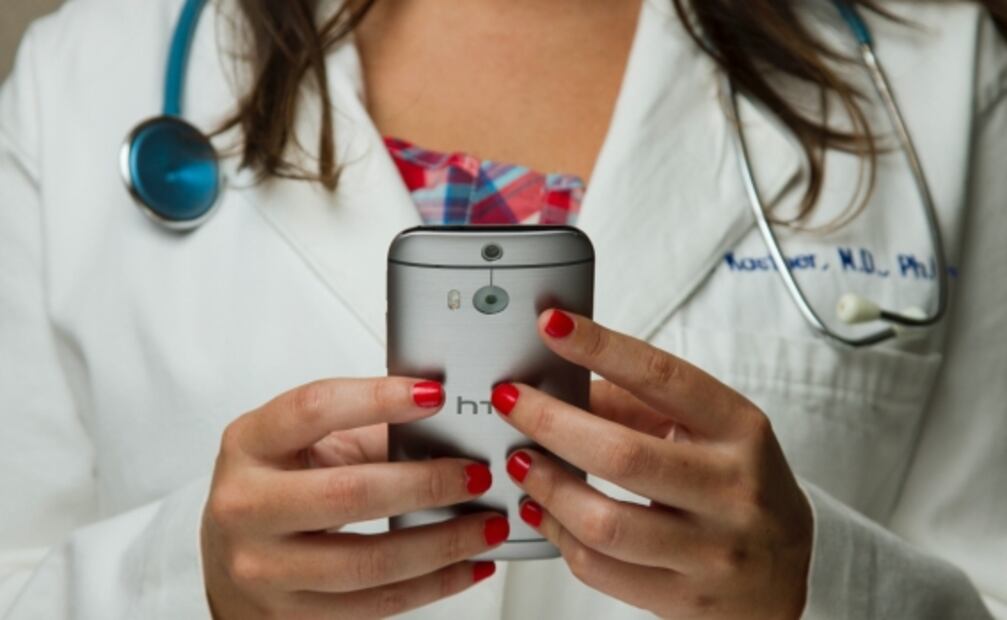Cara de smartphone, así crece la papada por culpa del celular