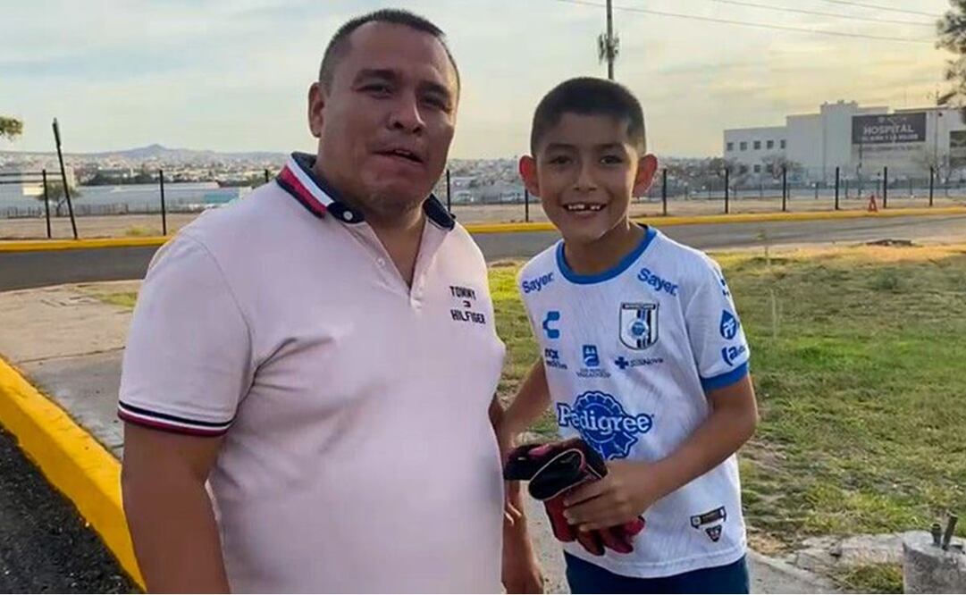 Óscar Vázquez y su hijo, aficionados del Querétaro - FOTO: ESPECIAL