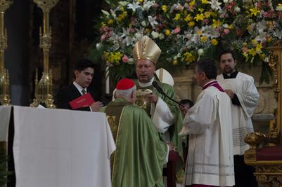 Carlos Aguiar Retes recibe Palio Arzobispal de manos de nuncio apostólico
