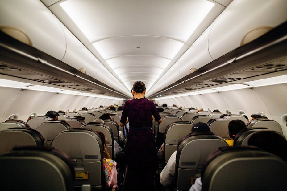 El saludo de bienvenida de las sobrecargos no es sólo para mostrar cortesía. Foto: Pexels 