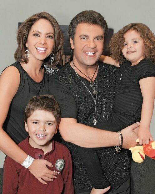 Manuel, Lucero y sus hijos. Fuente: Instagram @luceromexico