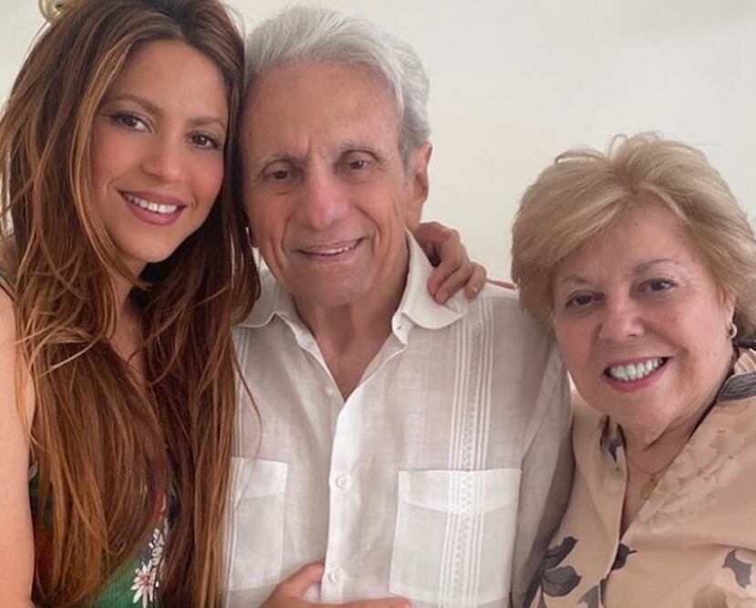 Shakira, William Mebarak (padre) y Nidia del Carmen (Madre).  Foto: Vía instagram @shakira