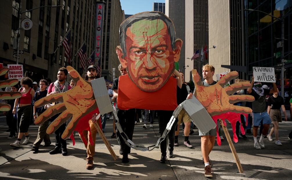 La gente marcha por la Sexta Avenida durante una protesta pro palestina, el viernes 26 de septiembre de 2025, en Nueva York. Foto: AP