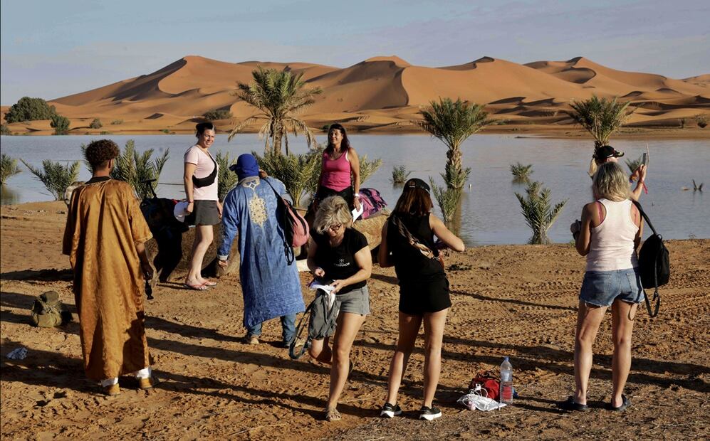 En poblaciones desérticas frecuentadas por los muchos turistas que visitaron el Sahara, camionetas 4x4 corrían por los charcos mientras los residentes miraban el paisaje con asombro. Foto: AFP