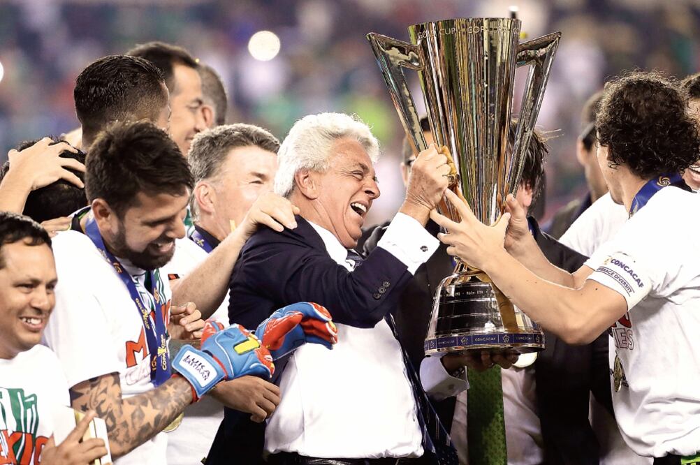 El ex presidente de la Femexfut en el festejo de la Copa de Oro con el Tricolor (MICHAEL PÉREZ. AP)
