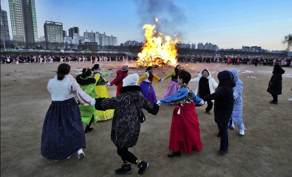 Imagen de bailarines alrededor de una fogata durante un evento para festejar el próximo Jeongwol Daeboreum, un festival que celebra la primera luna llena del año nuevo lunar en Seúl, Corea del Sur, el sábado 8 de febrero de 2025. Foto: AP