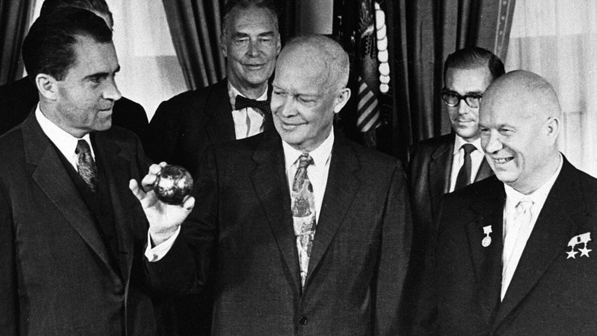 El presidente de EU, Dwight Eisenhower, sostiene en su mano una copia de la esfera que los soviéticos enviaron a la Luna a bordo de la sonda Luna 2 en 1959 (Foto: Getty Images)