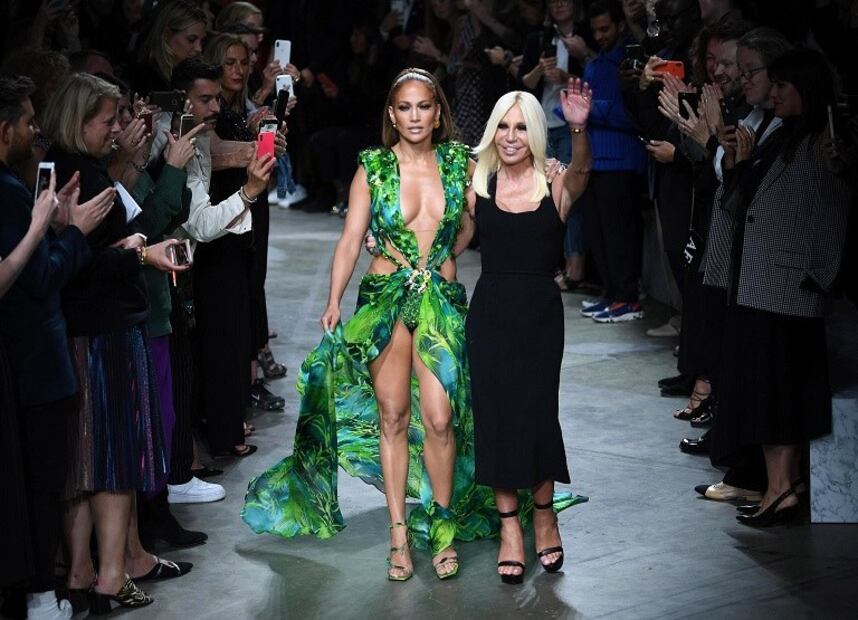 Jennifer López volvió a usar el vestido verde de 2000 en una pasarela de Versace de 2019 para celebrar los 20 años de la prenda. Foto: EFE