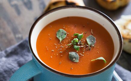 #RECETA Sopa de jitomate y queso de cabra en 5 pasos