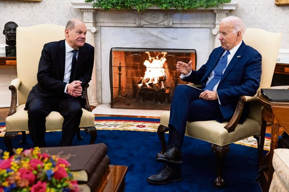El canciller alemán Olaf Scholz, ayer al reunirse con el mandatario estadounidense, Joe Biden, en la Oficina Oval de la Casa Blanca, en Washington. Foto: Julia Nikhinson | EFE