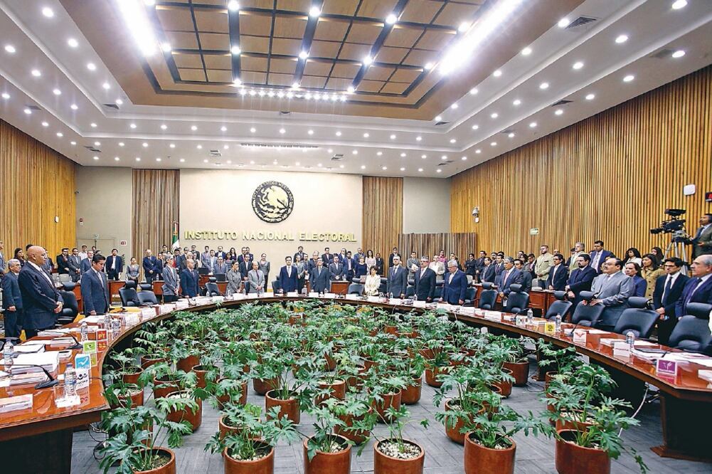 El INE analiza que los 41 minutos por concepto de prerrogativas en tiempo de radio y televisión que tocan a partidos se distribuyan de forma igualitaria (ARCHIVO EL UNIVERSAL)