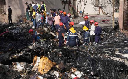 Tragedia aérea en India: Encuentran "caja negra" del avión que se estrelló en zona residencial; fue hallada en sitio del accidente