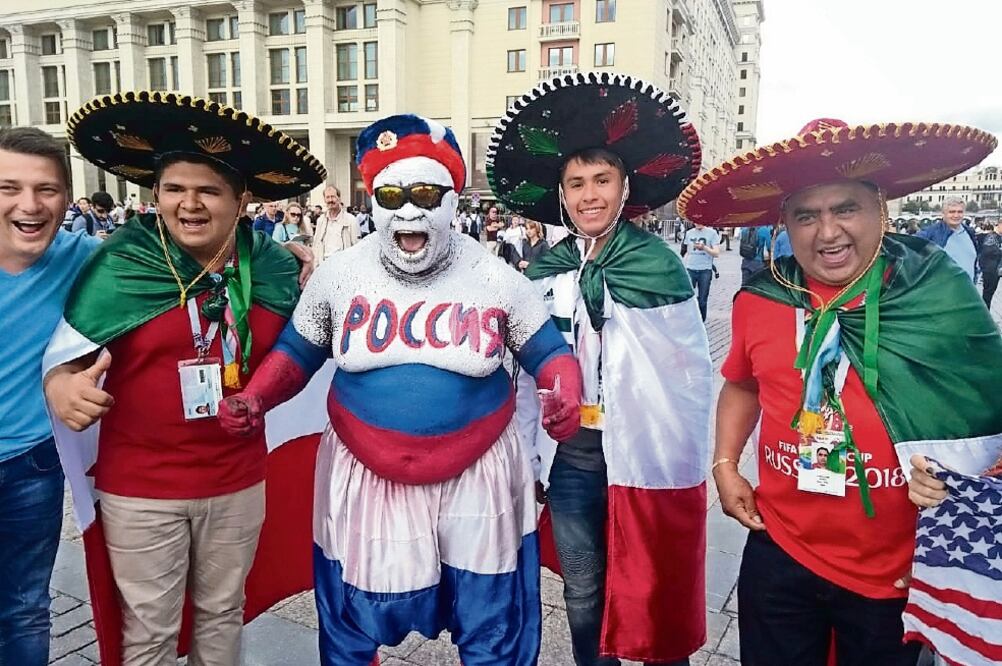Don Isidro y sus hijos, aún se pasean por la Plaza Roja, con sombrero y la bandera mexicana (ÉDGAR LUNA CRUZ. EL UNIVERSAL)