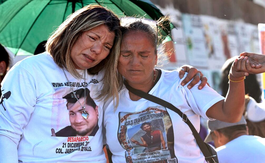 Familiares de personas que presuntamente perdieron la vida en el rancho Izaguirre se abrazan durante una misa en la Glorieta de los Desparecidos en Guadalajara, Jalisco, el 14 de marzo de 2025. Foto: AFP