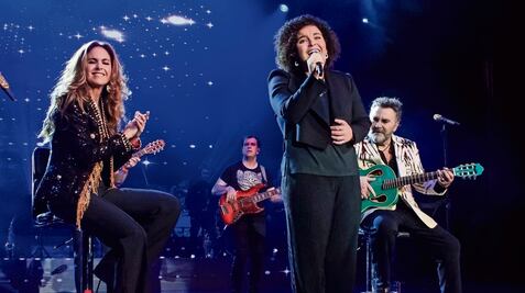 Lucero Mijares festeja su debut en teatro junto a sus papás