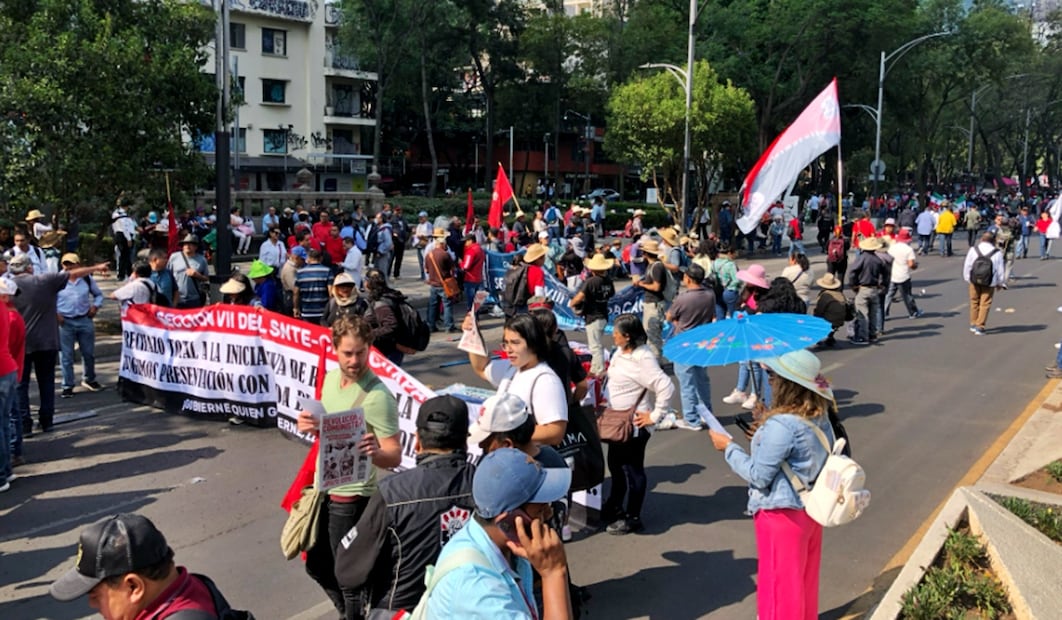 Maestros de la CNTE marchan por el Día del Trabajo del Ángel de la Independencia al Zócalo de la Ciudad de México, el jueves 1 de mayo de 2025. Foto: Diego Simón Sánchez/EL UNIVERSAL