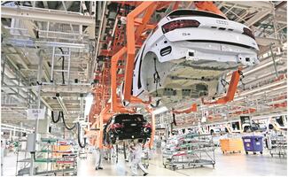 Producción automotriz en México se desploma 8.3% en noviembre; exportación cae 3.4%