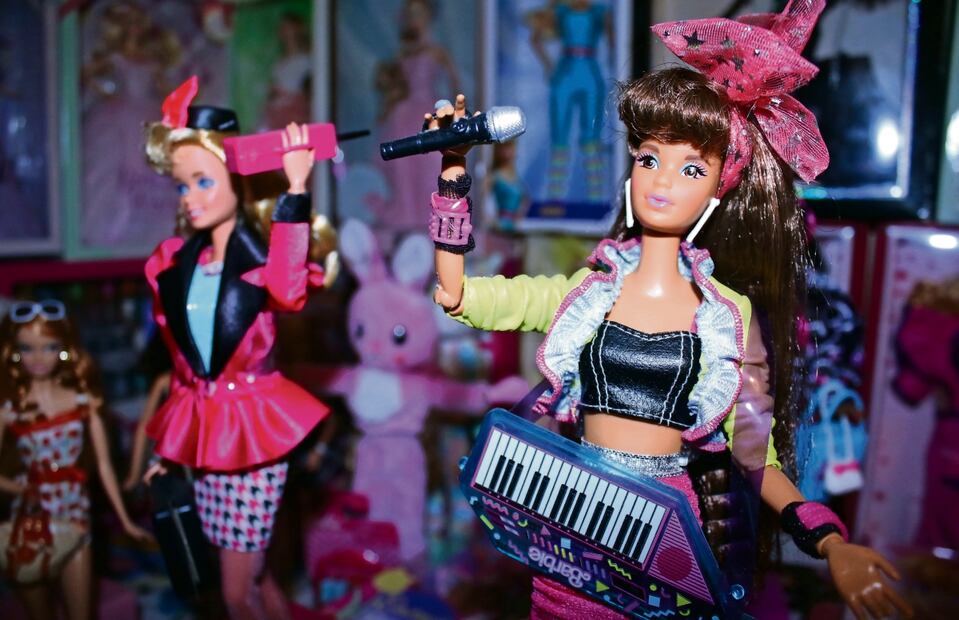 La colección cuenta con Barbies de atuendos coloridos de diferentes modas y profesiones. Foto: Omar Contreras