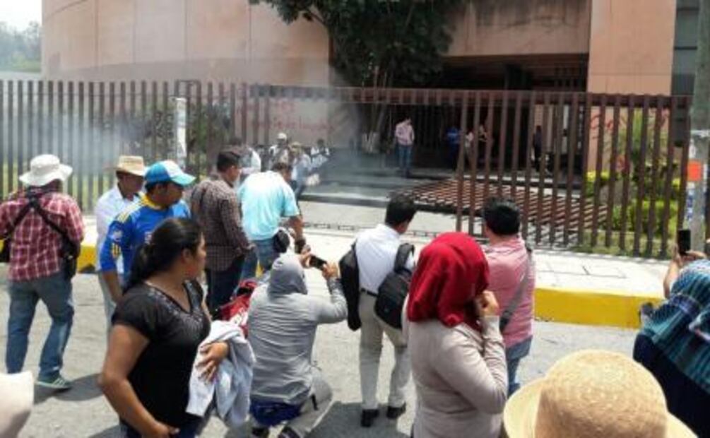 Maestros de la CETEG vandalizan instalaciones del Congreso local en Guerrero