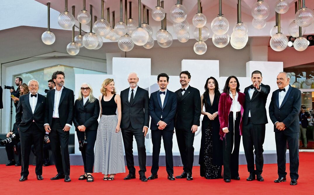 El presidente de la Bienal, Roberto Cicutto (izq) y el director del Festival de Cine de Venecia, Alberto Barbera (der) posan con miembros del jurado. Foto: EFE