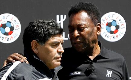 Maradona y Pelé se abrazan en París
