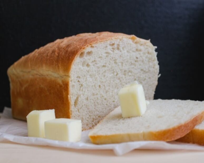 El pan blanco ofrece un sabor ligeramente salado. Foto: Freepik 