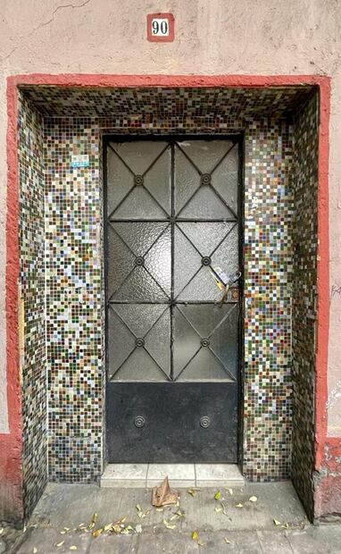 Un ejemplo perfecto de que en décadas pasadas las tendencias para decorar el hogar eran por completo distintas es esta fachada, con dintel de mosaico veneciano y puerta de herrería con vidrio esmerilado. Foto: Esaúl Hernández.