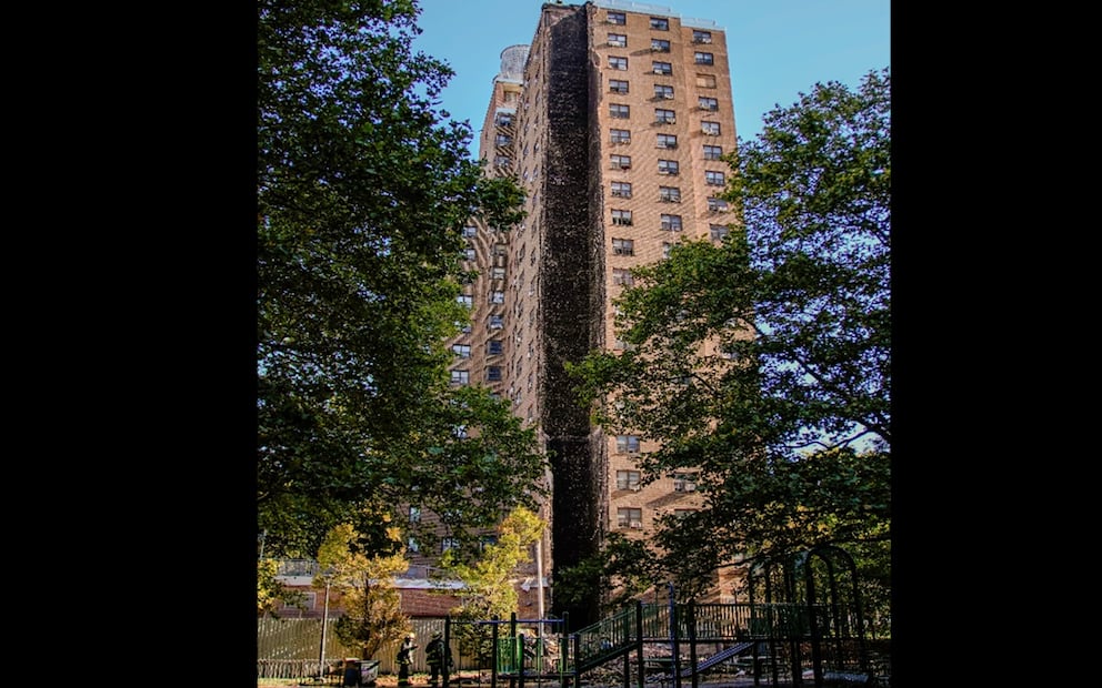 Bomberos trabajan cerca del lugar del derrumbe de un edificio en el distrito del Bronx de Nueva York. Foto: AP