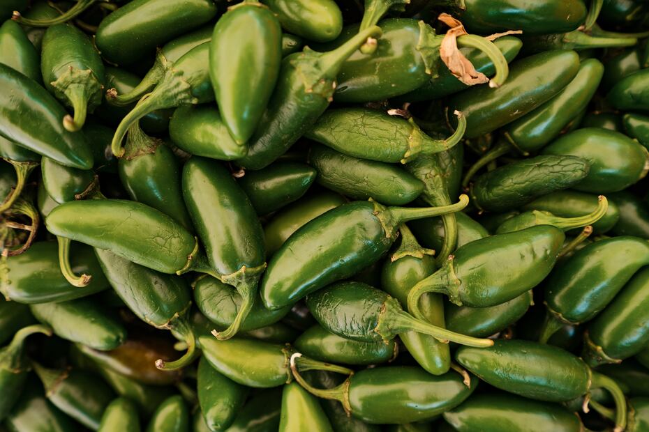 Jalapeños en escabeche con cebolla mexicana, una combinación clásica llena de sabor. Foto: Freepik