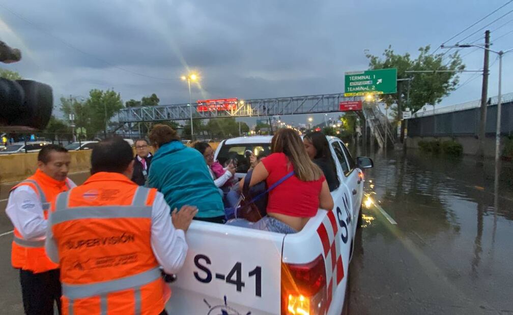 Después de un diálogo entre personal del Gobierno Central y los inconformes (que habían bloqueado previamente la vía) se reanudó la circulación vehicular. Foto: Juan Carlos Williams / EL UNIVERSAL