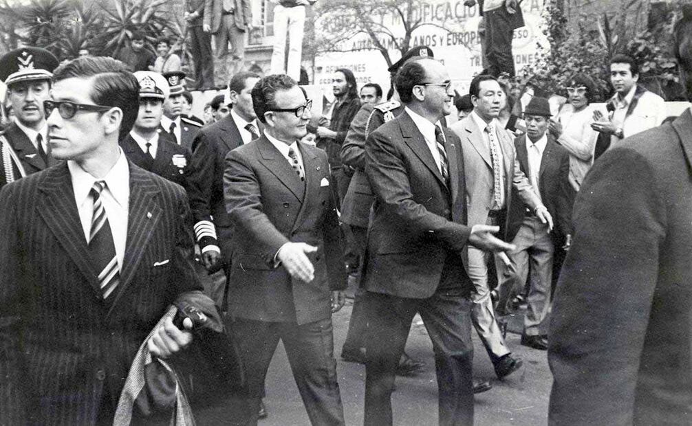 Una lluvia de papelitos multicolores cubrió por completo a los presidentes Luis Echeverría Álvarez y Salvador Allende, de México y Chile, respectivamente, cuando iniciaron su recorrido; la señora Echeverría mostró a la de Allende los típicos vestidos de México y, por último, los dos jefes de Estado caminaron entre la gente sobre Paseo de la Reforma. Los aplausos y vítores en honor de ambos mandatarios fueron constantes y sonoros. Foto: Miguel A. Venegas/ Archivo EL UNIVERSAL.