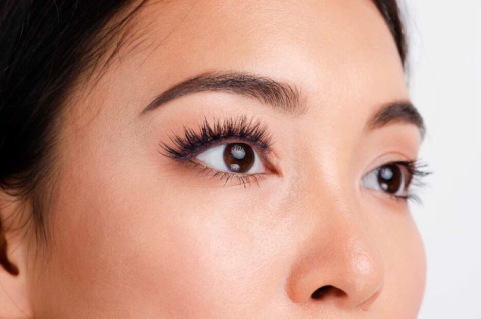 Estos consejos ayudarán a que tus pestañas luzcan perfectas con maquillaje. Foto: Freepik
