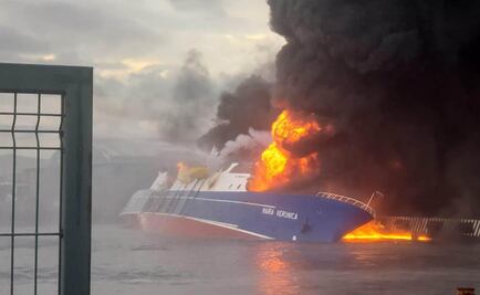 Se incendia barco atunero en muelle de Colima
