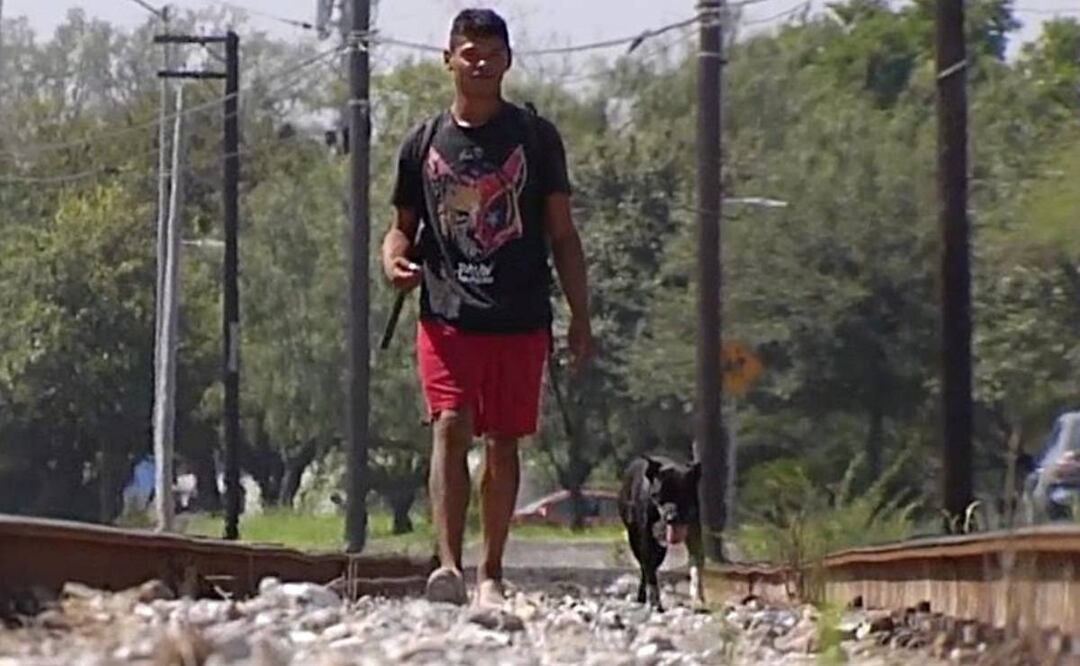 Amílcar Jaimes y su perro "Niño" quienes juntos recorrieron 12 países, hasta que en Monterrey mataron al canino. Foto: Fuerza Informativa Azteca