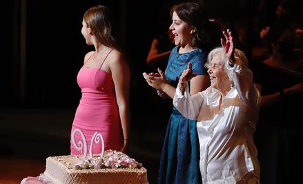 Entre aplausos y vivas, inicia el festejo a Elena Poniatowska por su cumpleaños 90