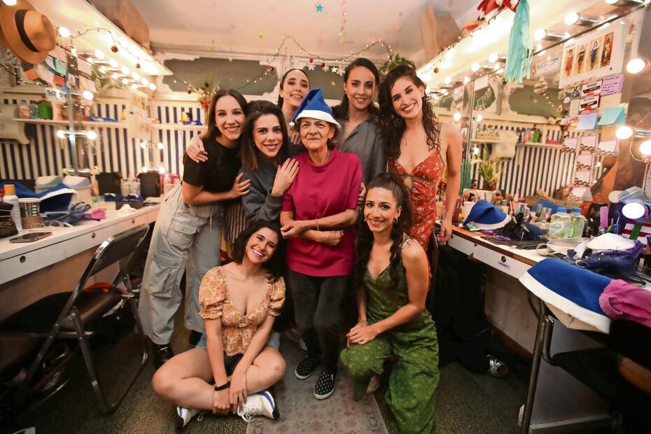 En camerinos: el elenco de actrices con Estela Coronel (centro), jefa de vestuario, quien es un miembro fundamental y muy querido de la obra. Foto: Francisco Rodríguez | El Universal