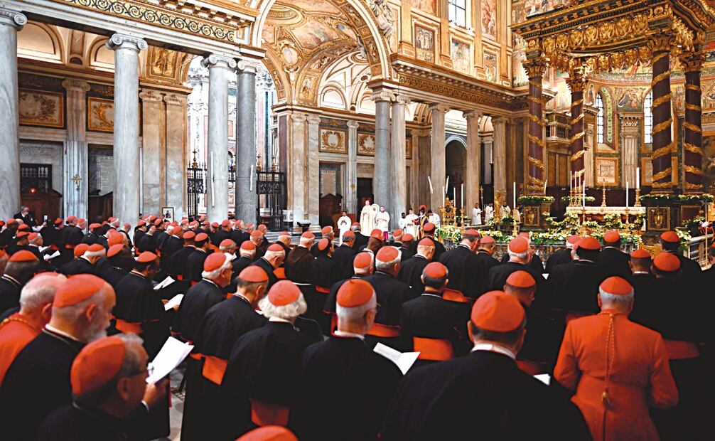 Fieles y cardenales visitaron la tumba de Francisco en la Basílica de Santa María la Mayor. Foto: AFP