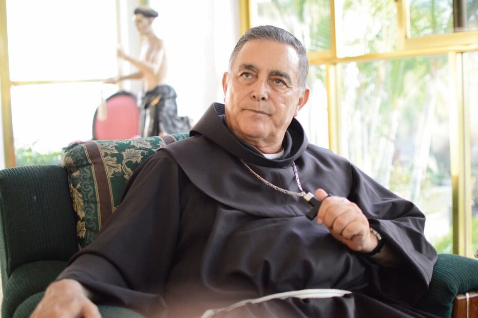 El obispo fue llevado al hospital por la ambulancia del Centro Regulador de Urgencias Médicas (CRUM) número 1038. (DASSAEV TÉLLEZ ADAME. EL UNIVERSAL)