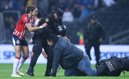 Invaden cancha por buscar foto con Norma Palafox