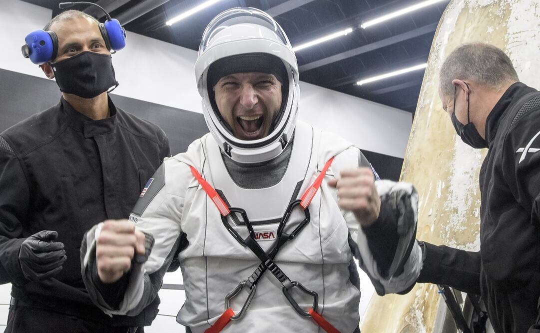 Imagen ilustrativa de el astronauta de la NASA Mike Hopkins que recibe ayuda para salir de la nave espacial SpaceX Crew Dragon Resilience. Foto: Bill Ingalls/NASA via AP, archivo.