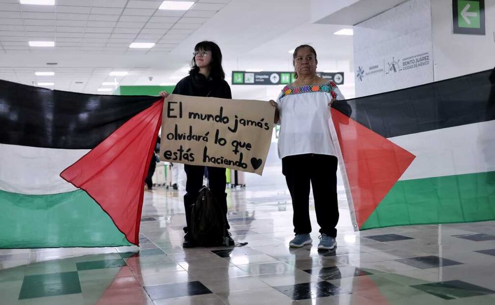 Un grupo de personas propalestina acudieron esta mañana a la terminal 1 del aeropuerto a despedir a 4 activistas mexicanos que viajaran al Cairo a la Marcha Global a Gaza. Foto : Fernanda Rojas / EL UNIVERSAL