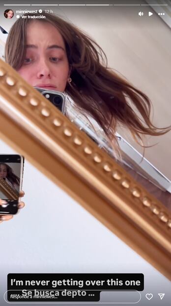 Minnie West y la fotografái que se tomó frente al espejo, luego de que un trabajador la viera por fuera de su ventana.
Foto: Instagram