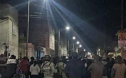 Habitantes en Tlaxcala intentar linchar a menor y su padre acusados de querer raptar a una niña; incendian su camioneta