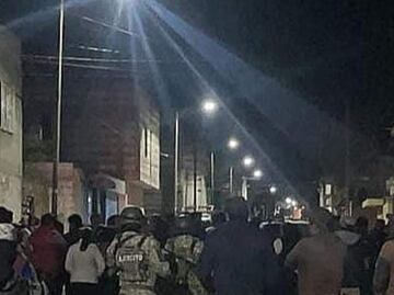 Habitantes en Tlaxcala intentar linchar a menor y su padre acusados de querer raptar a una niña; incendian su camioneta