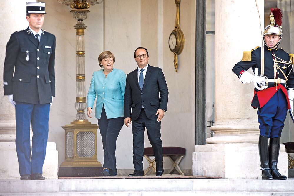 La canciller alemana, Angela Merkel, y el presidente francés, Francois Hollande, ayer tras su reunión en el Palacio del Elíseo para analizar la crisis griega. Los mandatarios aseguraron que la puerta "sigue abierta" para las negociaciones