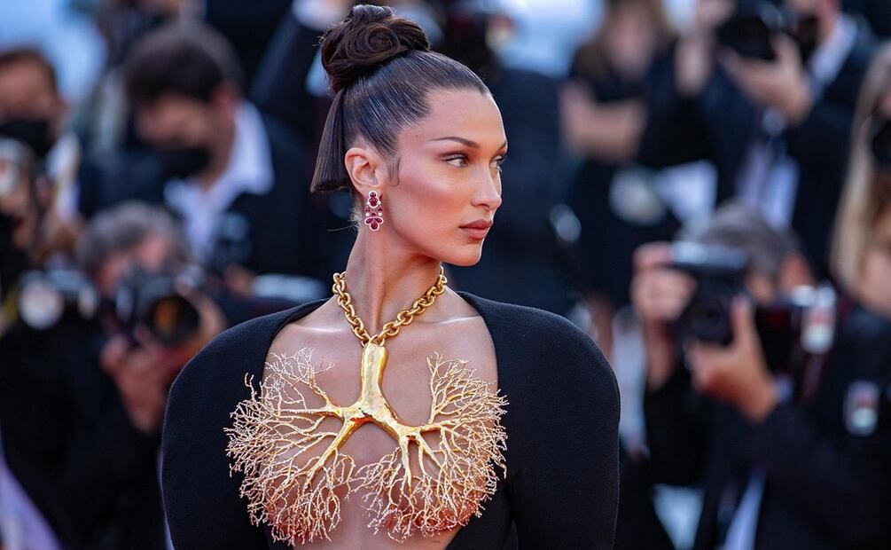 Bella Hadid en la premiere de 'Three Floors' en el Festival de Cannes en 2021. Foto: Marc Piasecki / Getty Images
